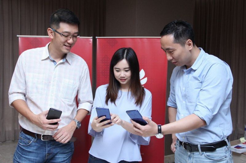 Lo Khing Seng (kiri) bersama Melisa Felicia dari PT Telemedia Onyx Pratama dan Huawei Device South Pacific Marketing Director, Samuel Huang.