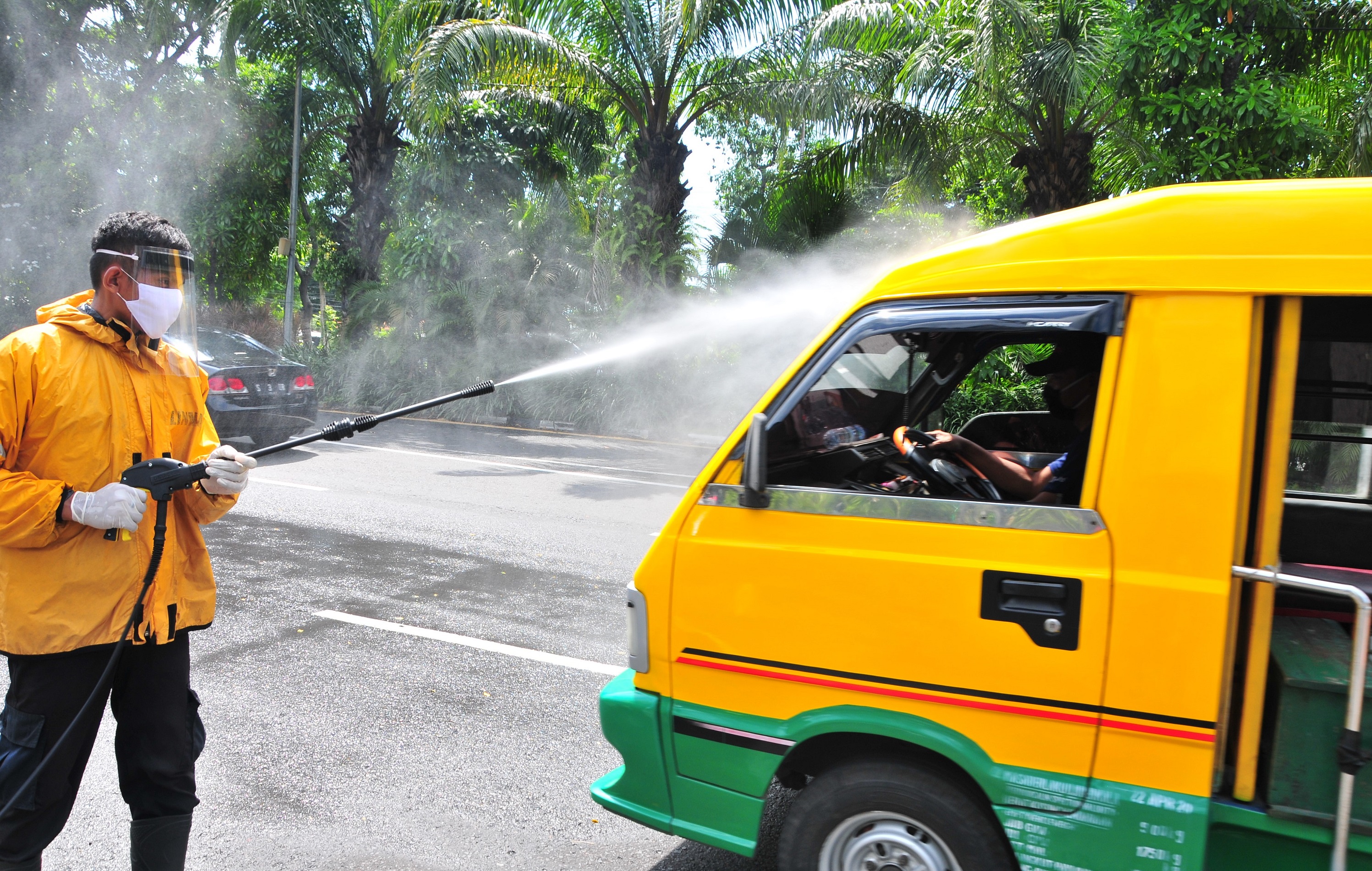 Masuk Kota Surabaya, Setiap Mobil Harus Di Semprot Disinfektan Momen