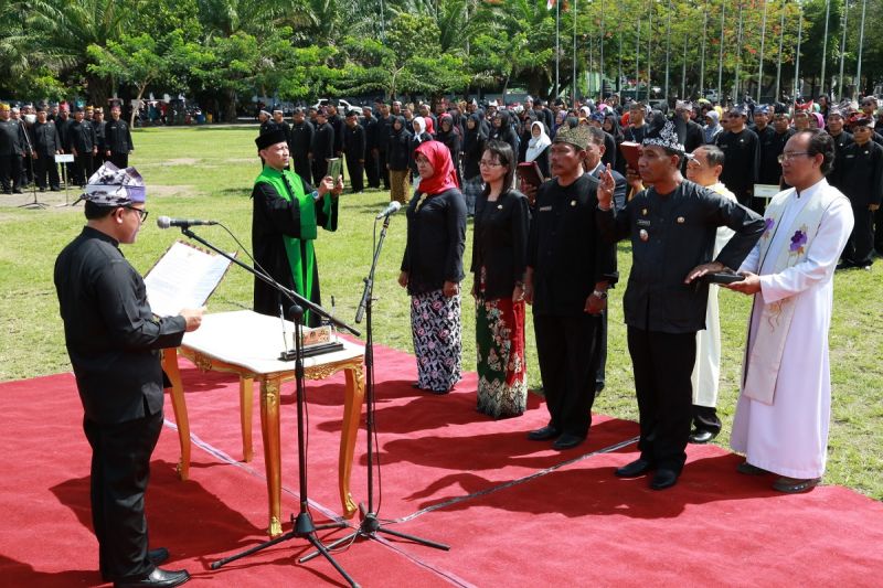 Bupati Banyuwangi Abdullah Azwar Anas melantik para pejabat di Taman Blambangan.