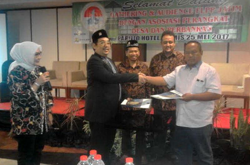 Ketua Umum DPP AsprumnasArief Suryo Handoko (dua kiri) bersalaman dengan Ketua Umum PPDI Mujito usai penandatanganan kerja sama disaksikan Ketua DPW Asprumnas Jatim Tri Sugiyanto (tiga kiri) dan Dewan Pembina PPDI Muhammad Hatta.