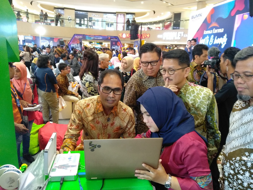 Dirut PT Kimia Farma (Persero) Tbk, Honesti Basyir (kiri) saat berbincang dengan peserta pameran produk Health & Beauty di unjungan Plaza 3 Surabaya.