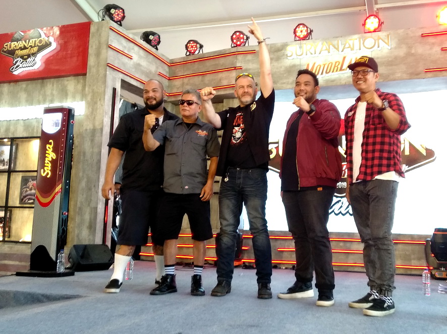 Dari kiri Veroland, Dodi Irhas, dan Pete Pearson (Juri), bersama Suryanation Motorland Committee, Rizky Dwianto dan Erwan pada gelaran Suryanation Motorland 2019 di Surabaya, Sabtu (19/10/2019).