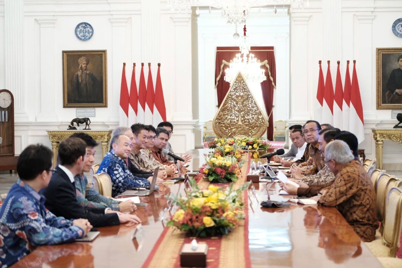 Presiden Jokowi saat melakukan pertemuan dengan CEO Softbank Masayoshi Son dan Pendiri/CEO Grab Anthony Tan dan Mantan PM Inggris Tony Blair yang didampingi Presiden Grab Indonesia Ridzki Kramadibrata guna memantapkan dukungan Grab dalam pembangunan ibu kota baru.