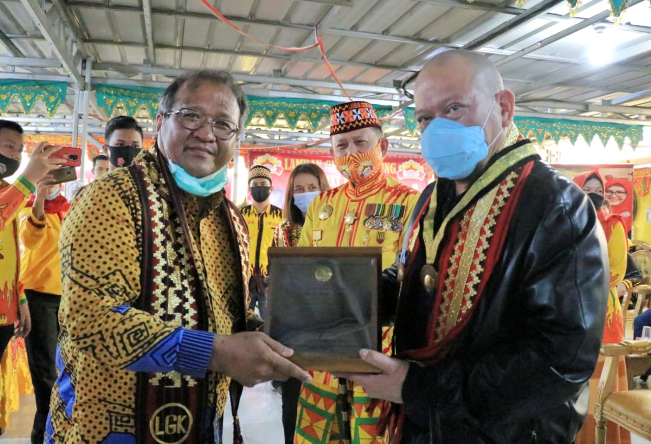 Ketua DPD RI (kanan) saat menerima penghargaan Adi Karsa Utama dari Rektor Institut Teknologi Sumatera (ITERA) Prof. Ofyar Z. Tamin, di Bandar Lampung, Rabu (11/11/2020).