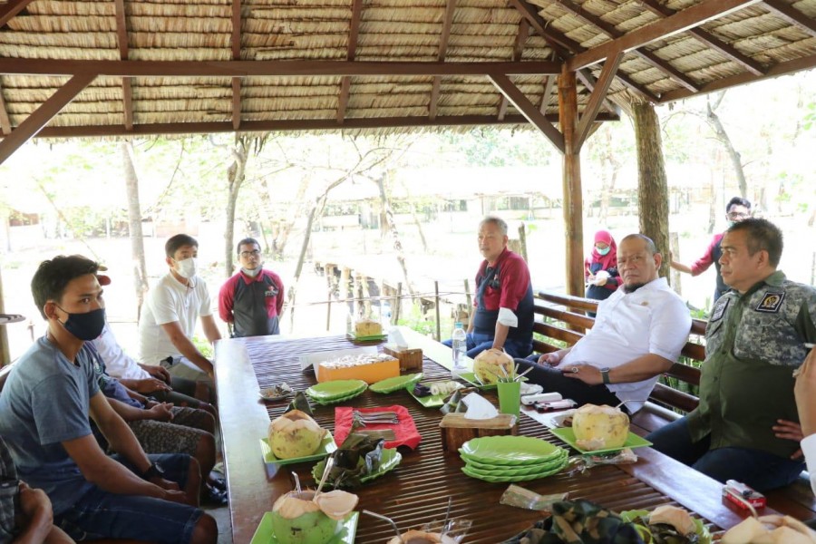 Ketua DPD RI saat berdialog dengan sejumlah Nelayan di Desa Waykaru, di kawasan TWNC, Lampung.