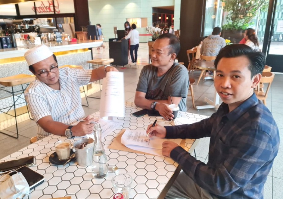 CEO PT Karya Prasada Indonesia, Agus Cahyono (kanan) saat penandatanganan kontrak kerja sama.