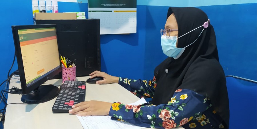 Sekretaris Yayasan El Rahmah, Rima Amalia, saat memproses penggajian tenaga pengajar melalui sistem payroll dari Bank Syariah Indonesia.