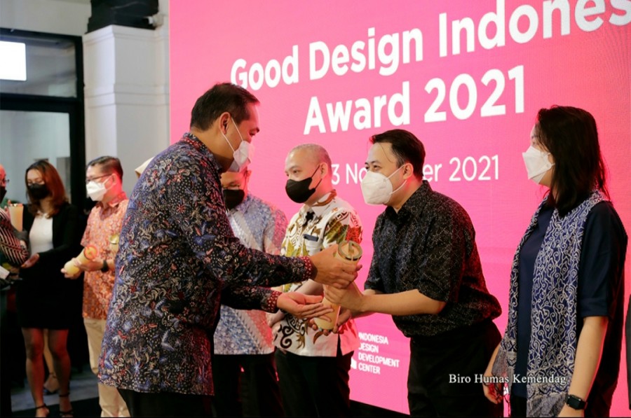 Mendag Muhammad Lutfi menyerahkan penghargaan Good Design Indonesia (GDI) 2021 di Pos Bloc Jakarta, Selasa (23/11/2021).