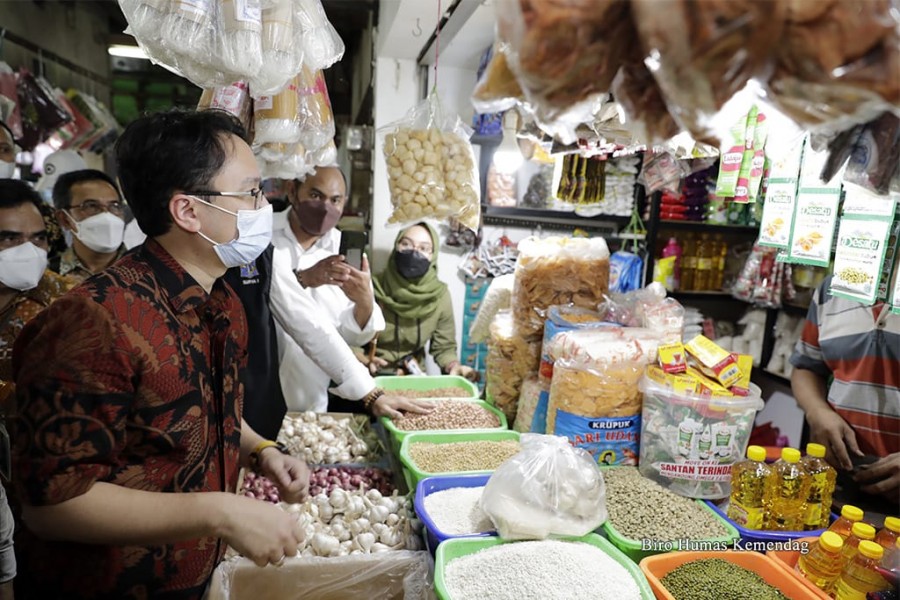 Wamendag Jerry Sambuaga saat meninjau pelaksanaan protokol kesehatan dan penerapan digitalisasi pasar rakyat di Pasar Wonokromo, Surabaya, Jawa Timur.
