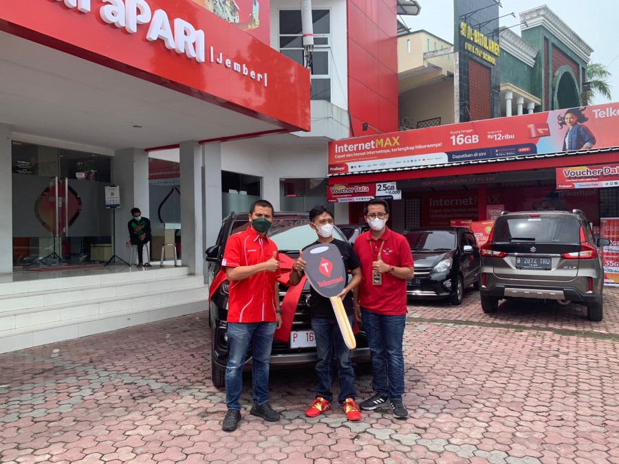 Manager Branch Jember, Norman Duta Irawan (kiri) menyerahkan 1 unit mobil Toyota Rush kepada Mohammad Syahlan, pelanggan Telkomsel asal Banyuglugur Situbondo.