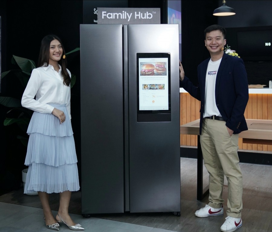 Head of Home Appliances Product Marketing, Samsung Electronics Indonesia, Melvin Rubianto (kanan) bersama aktris dan YouTuber, Anissa Aziza memperlihatkan kulkas Samsung Family Hub.