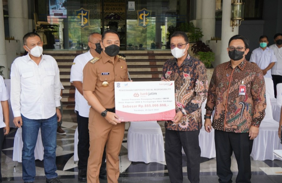 Penyerahan CSR secara simbolis dilakukan oleh Direktur TI & Operasi bankjatim Tonny Prasetyo kepada Walikota Surabaya Eri Cahyadi, di Balai Kota Surabaya.