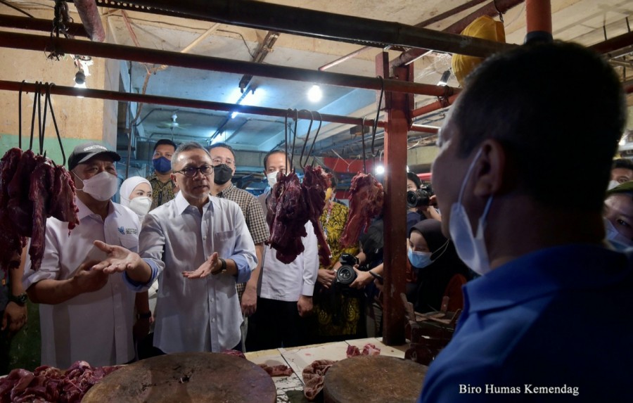Mendag Zulkifli Hasan bersama Wamendag Jerry Sambuaga serta Sekjen Kemendag Suhanto mengunjungi Pasar Cibubur, Jakarta, Kamis (16/6/2022).
