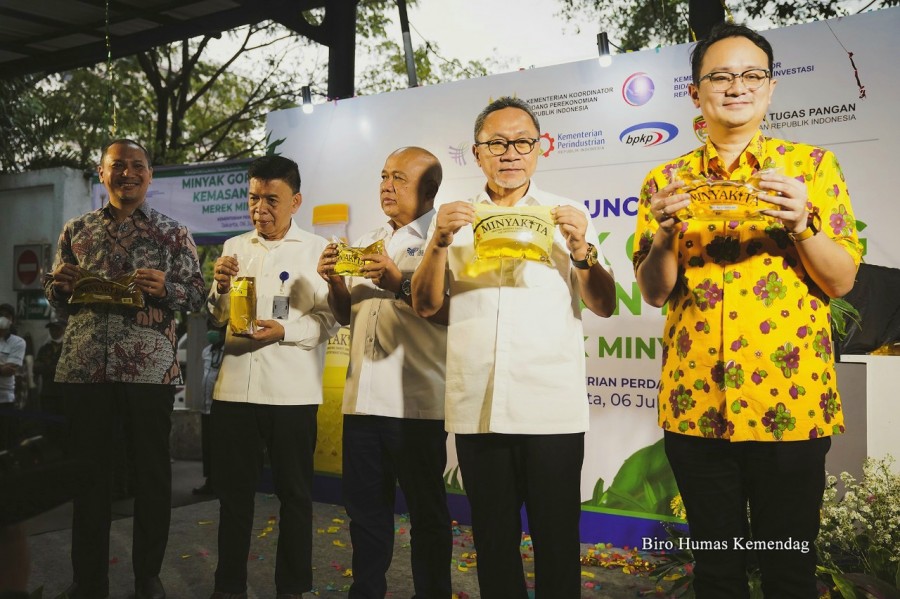 Mendag Zulkifli Hasan bersama Wamendag Jerry Sambuaga meluncurkan minyak goreng kemasan rakyat MINYAKITA di Kantor Kemendag, Jakarta, Rabu (6/7/2022).