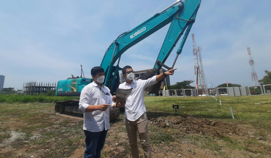 Direktur Utama PT Dian Permana, Roy Martin Wibisono (kanan) bersama Edy Suwanto dari CV Bangun Jaya Abadi selaku kontraktor pembangunan Moca Centra pada acara ground breaking, Minggu (28/8/2022).