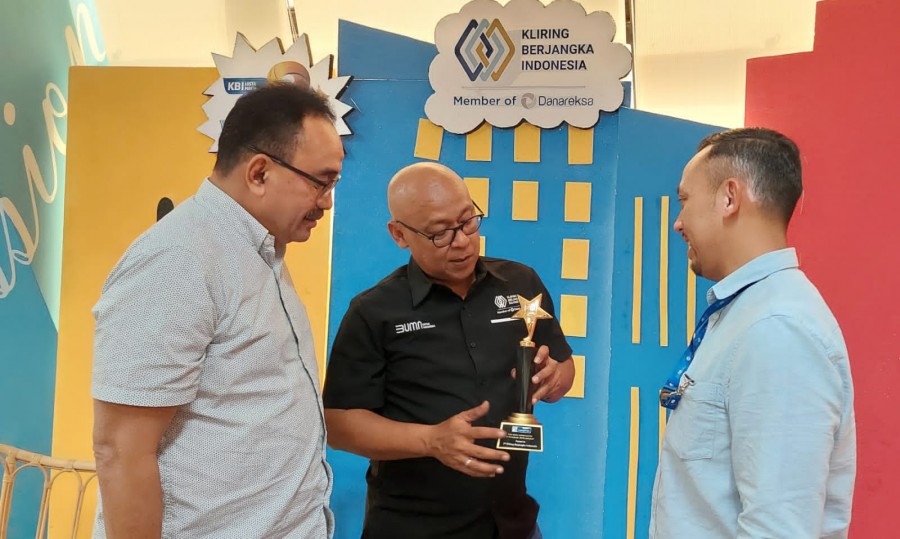 Direktur Utama KBI, Fajar Wibhiyadi (tengah) berbincang dengan Executive Vice President KBI Andi Patriota Wibisono (kiri), dan Corporate Secretary KBI Dihan Yusro.
