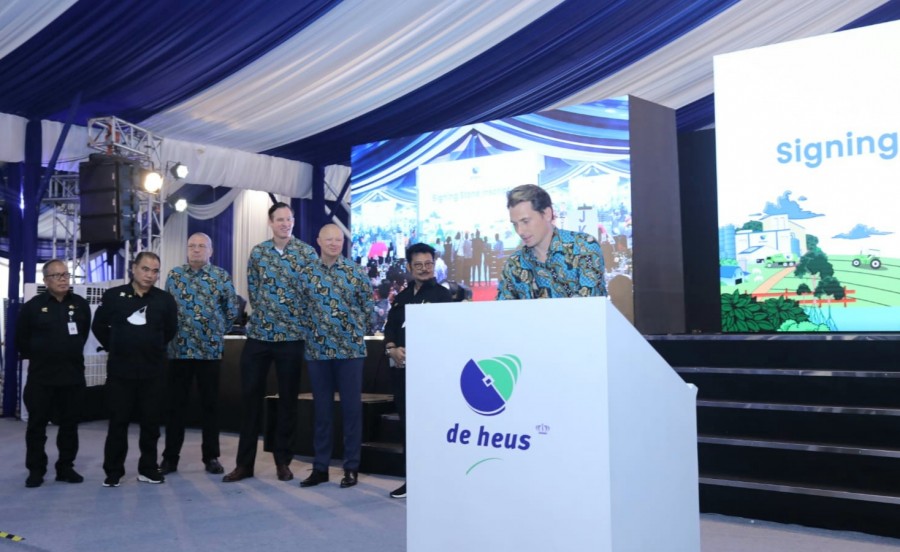 Presdir De Heus Indonesia, Kay De Vreese (kanan) saat menandatangani prasaati peresmian pabrik Pasuruan disaksikan Mentan Syahrul Yasin Limpo (dua dari kanan).