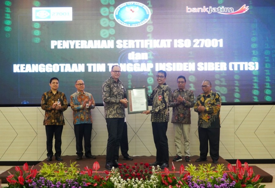 Direktur Utama bankjatim Busrul Iman (tiga dari kanan) saat menerima sertifikat ISO 27001:2013 dari Deputi Bidang Kemanan Siber dan Sandi Perekonomian BSSN, Markos SE di ruang Bromo Lantai 5, Kantor Pusat Bank Jatim, Kamis (10/11/2022).
