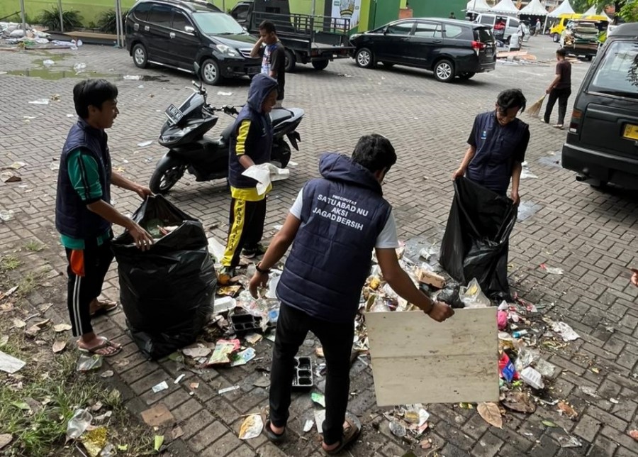 Sejumlah personel PMII Ciputat sedang melakukan aksi bersih-bersih di sekitar stadion Gelora Delta Sidoarjo, Rabu (8/2/2023) pagi.