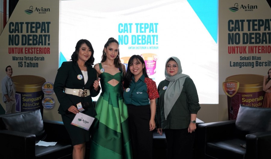 Cinta Laura Kiehl-Brand Ambassador Avian Supersilk Anti Noda (dua dari kiri), Melly Yanti-Marketing Manager Avian Brands (dua dari kanan), dan AR Irma R Permadi-Ikatan Arsitek Indonesia (kanan).